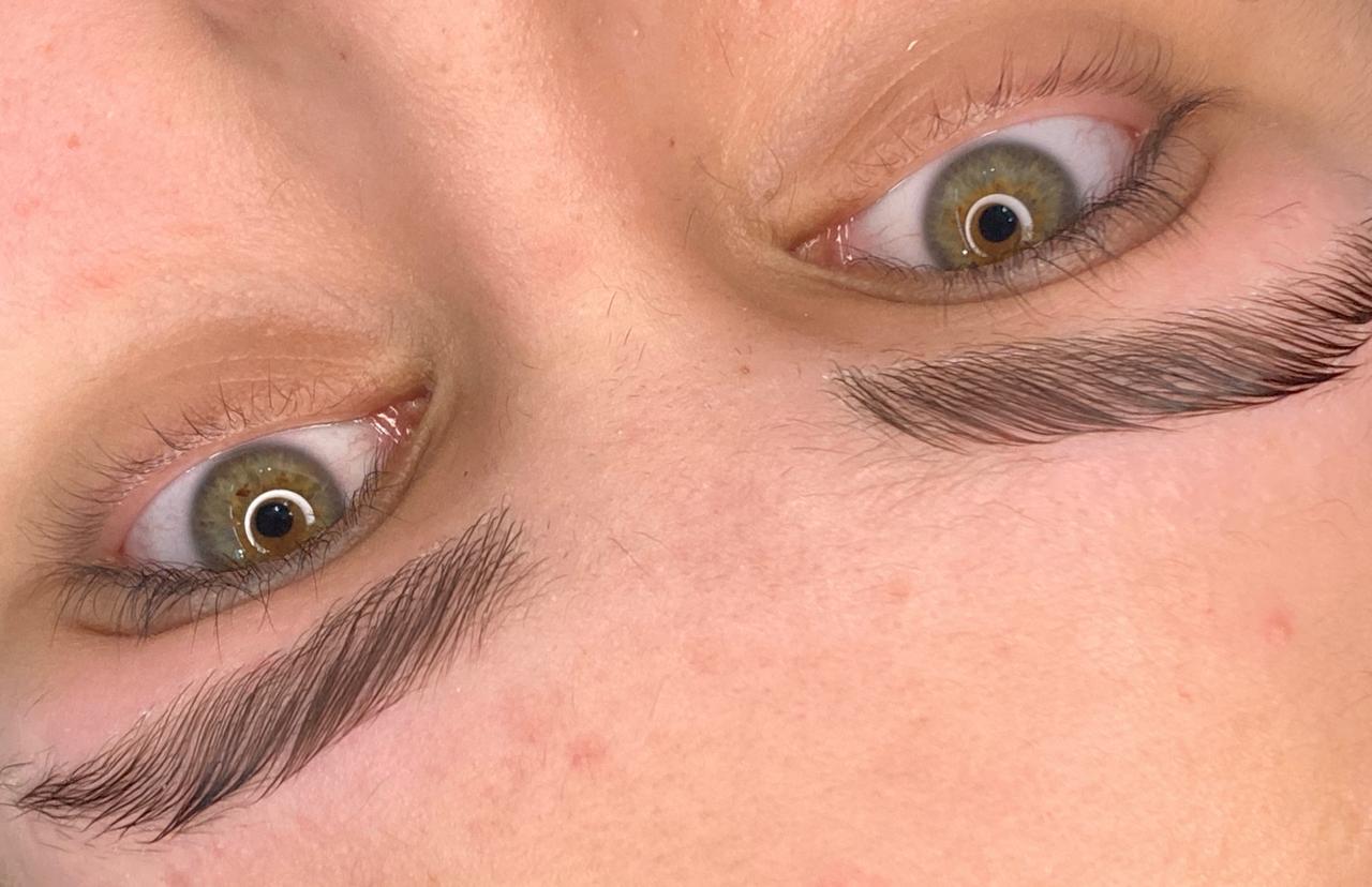 Perfilado de cejas sistema hindú